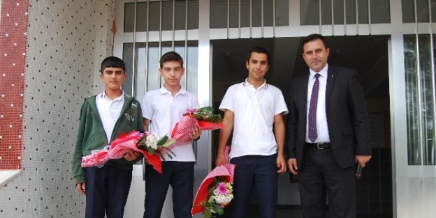 Dereceye Giren Lise Öğrencilerine Çiçek Jesti