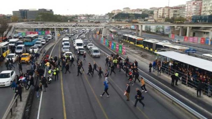 E-5’te metrobüs trafiği!