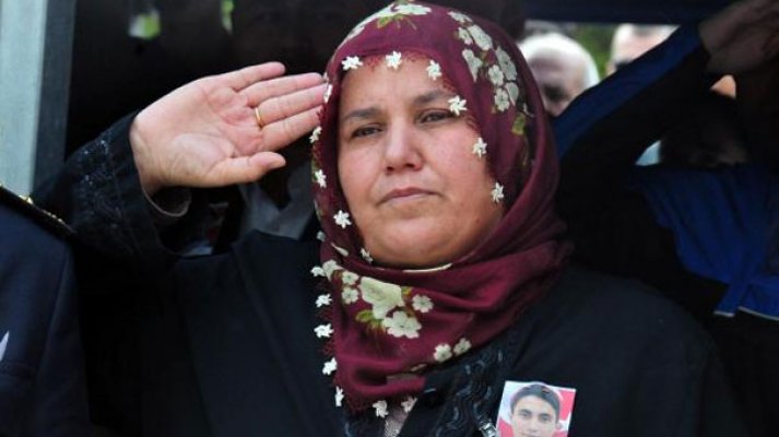 Şehit oğlunu polis selamıyla karşıladı!