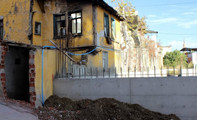Kapısının önüne apartman dikilince sokakta kaldı
