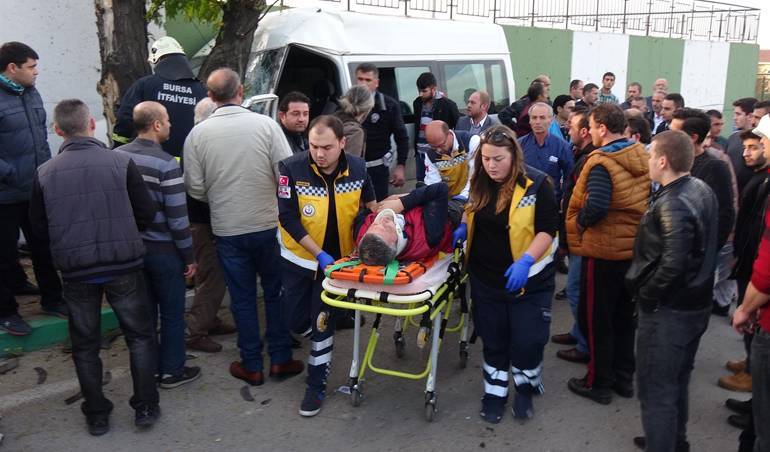 Ağaca çarpan minibüste can pazarı!