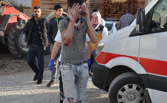 Kamyonun altından sağ çıktılar!