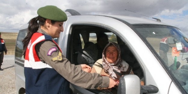 Yozgat Jandarma’dan Hediyeli Trafik Uygulaması