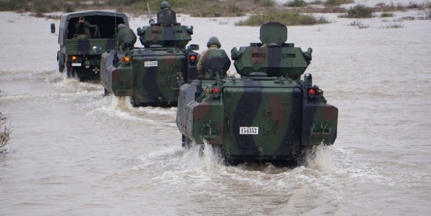 Trafik durdu, tanklar devrede!