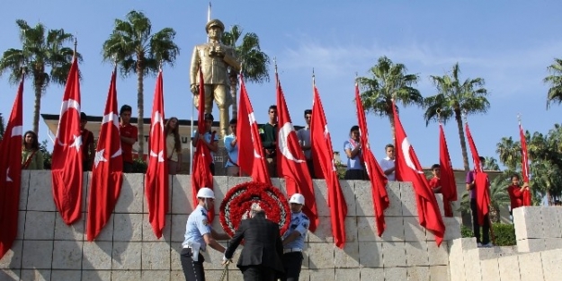 Mersin’de Cumhuriyet Kutlamaları Çelenk Sunma Töreniyle Başladı