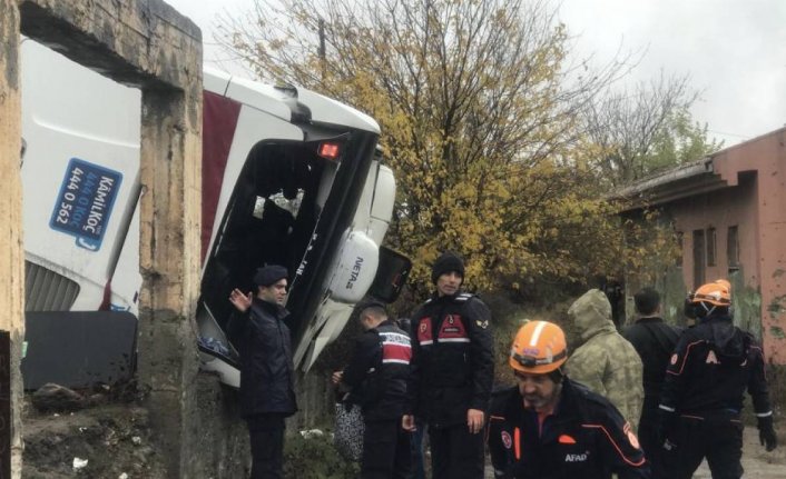 Yolcu otobüsü şarampole devrildi! 20 yaralı