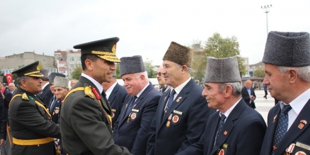 Sakarya’da Cumhuriyet Kutlamaları Çelenk Sunmayla Başladı