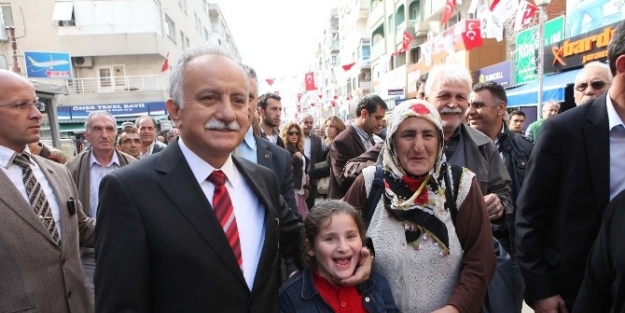 Bayraklı Cumhuriyeti Halkıyla Kutladı