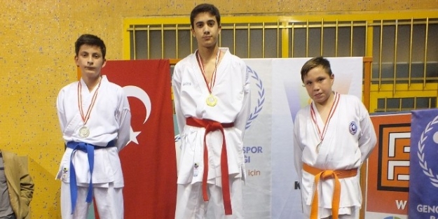 Karateciler, Türkiye Şampiyonasinin Provasını Yaptı