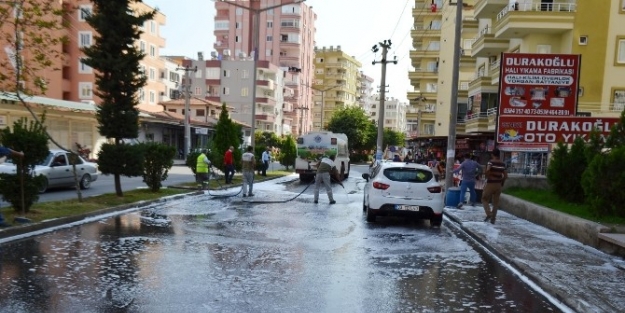 Mezitli Caddeleri Parfümlü Sabunla Yıkanıyor