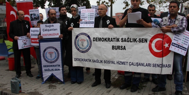 Sağlıkçılardan siyah önlüklü eylem