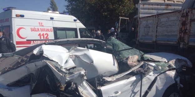 Resmi Plakalı Tankere Otomobil Arkadan Çarpti, 1 Yaralı