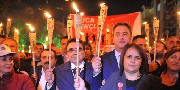 Buca Cumhuriyet Gecesi’nde Meşalelerle Aydınlandı