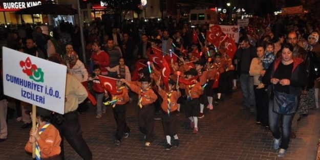 Nazillili İzcilerden Fener Alayı