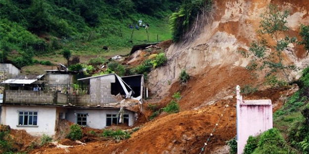 Toprak kayması 10 can aldı!