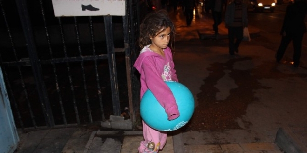 Buz Gibi Kaldırımda Çiplak Ayaklarıyla Para Kazanmaya Çalişiyor