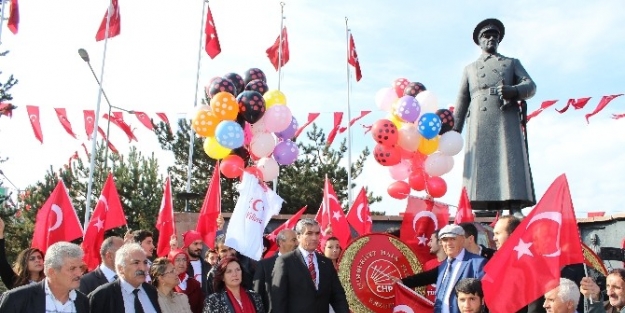 Chp’den Atatürk Anıtına Çelenk Sunumu