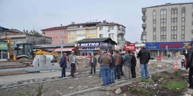 Esnaf Kavşak Çalişmalarinin Kendilerine Göre Yapılmasını İstedi