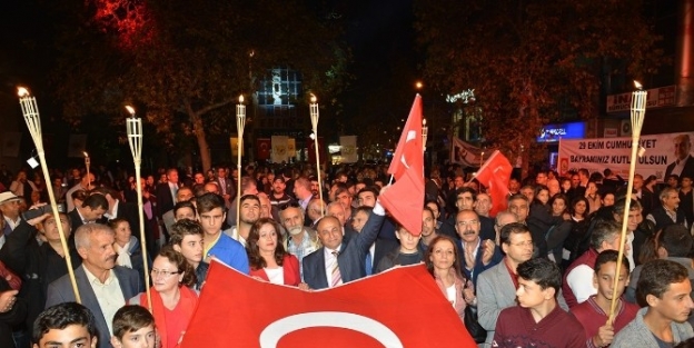 Çiğli’de Meşaleli Yürüyüş Ve Konser