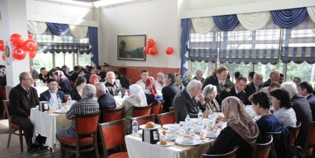 Şehit Aileleri Ve Gazilere Yemek Verildi