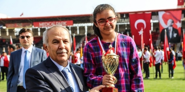Cumhuriyet Kupası Şampiyonlarimiza Ödüllerini Vali Erdal Ata Verdi