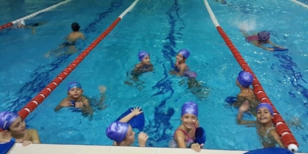 Yunusemre Belediyesi Geleceğin Yüzücülerini Yetiştiriyor
