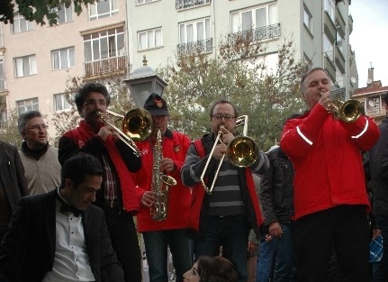 Polatlı’dan Gelen Gelinle Damat Bando Es-es Eşliğinde Dans Etti