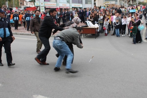 Cumhuriyet töreninde bıçaklı kadın dehşeti