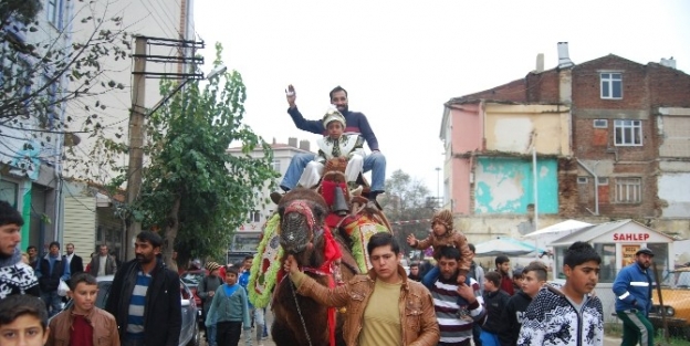 Sünnet Çocuğu Ve Babasını Deve Üstünde Taşıdılar