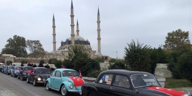 Cumhuriyet Coşkusunu Klasik Otomobilleriyle Yaşadılar