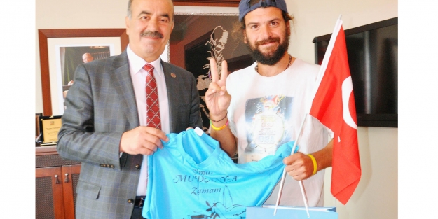 Dünyayı yürüyerek dolaşan adam