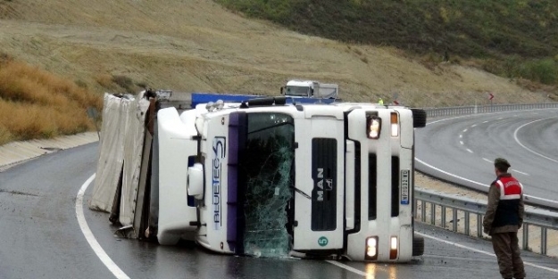 Çanakkale-izmir Yolunda Tır Devrildi