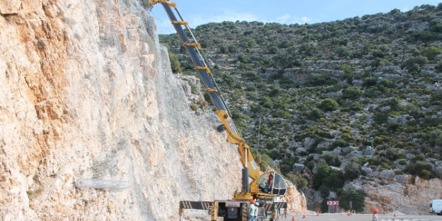 Demre Karayolunda Tel Örgü Ağ Döşemesi Yapılıyor