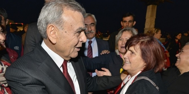 İzmir’de Cumhuriyet Kutlamaları Fener Alayı İle Taçlandı