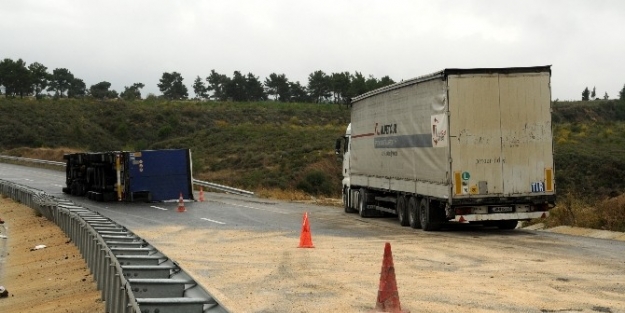 Kaza Yapan Tır Gümrük Memurlarını Bekliyor