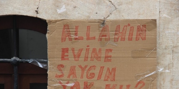 Caminin Duvarının Yanına Çöp Atanlara İlginç Uyarı