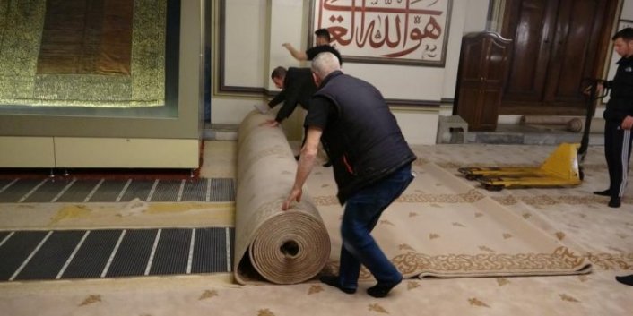 Ulu Cami’nin 12 yıllık halıları değişti