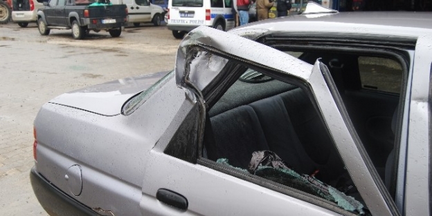 Sanayiden Çikan Kamyon Otomobile Çarpti