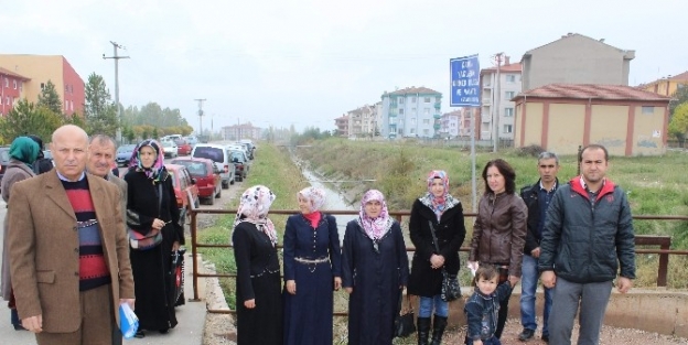 Okul Önünden Geçen Üstü Açık Kanal Mikrop Saçıyor