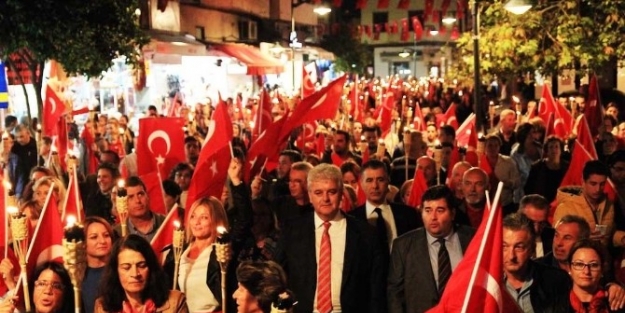 Çeşme Sokakları "cumhuriyet Ateşi" İle Aydınlandı