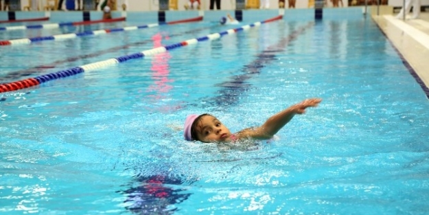 Şehitkamil’de 3. Geleneksel Cumhuriyet Kupası Yüzme Yarışları