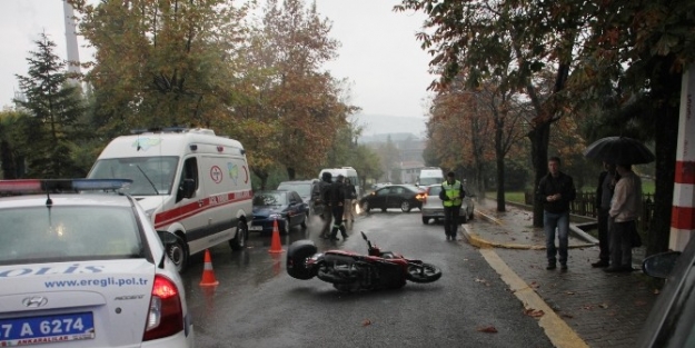 Kaza Yapan Motosiklet Sürücüsünü Kaskı Kurtardı