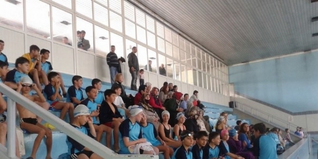 Cumhuriyete Kulaç Attılar