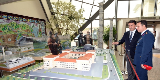 Komutandan Mustafa Dündar’a anlamlı ziyaret