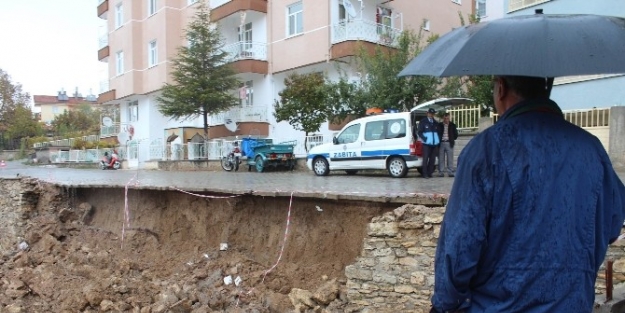 Beyşehir’de Yağmur Sonrası İstinat Duvarı Çöktü