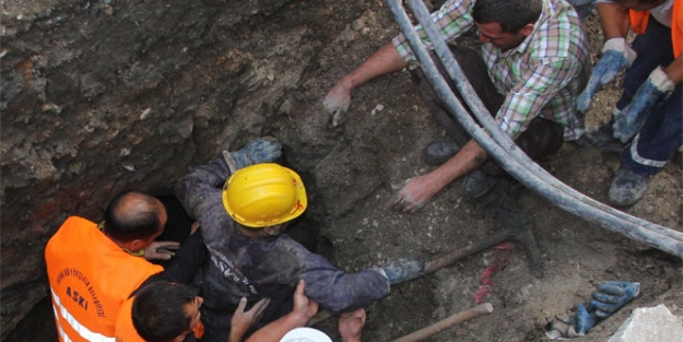 Göçük altında kalan işçinin yardımına arkadaşları koştu
