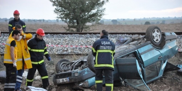 Otomobilleriyle Trenin Altında Kalan Çift Hayatını Kaybetti