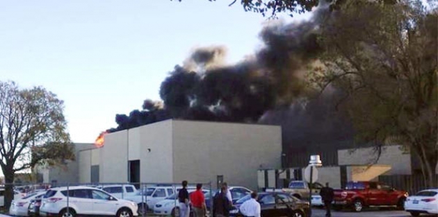 Uçak binaya çarptı!