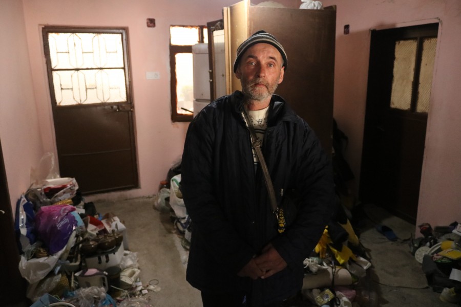 Bursa'da çöp evde yaşayan felçli adamın yardım çağrısı