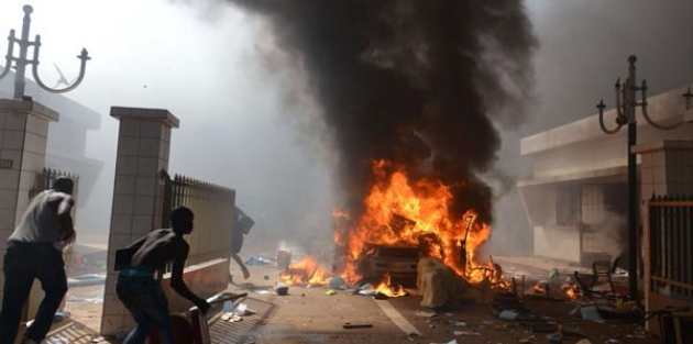 Halk parlamentoyu ateşe verdi